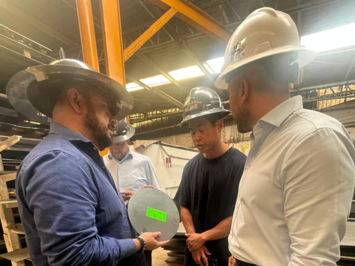 Nuestro equipo en una visita a fábrica de proveedor